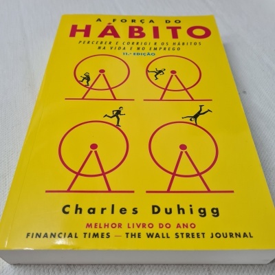 Capa de livro amarelo com título A Força do Hábito e ilustrações vermelhas e pretas