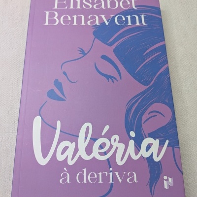 Capa de livro púrpura com título Valéria à deriva e rosto desenhado azul