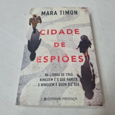 Capa de livro 'Cidade de Espiões' com imagem e texto em português
