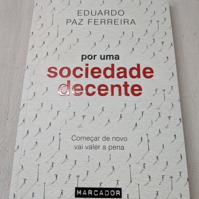 Capa de livro branca com texto e desenhos pequenos pretos