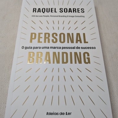 Livro com capa branca e título dourado PERSONAL BRANDING de Raquel Soares