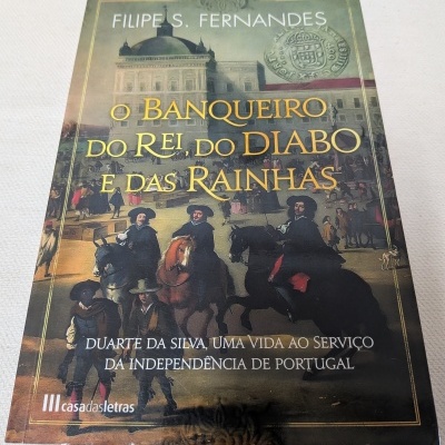Capa de livro com pintura histórica e texto em português.