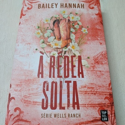 Capa de livro A RÉDEA SOLTA com botas de cowboy e flores