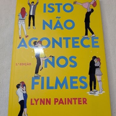 Capa do livro amarelo com título e ilustrações de casais.