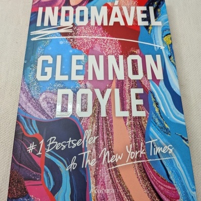 Capa colorida abstrata de livro Indomável de Glennon Doyle