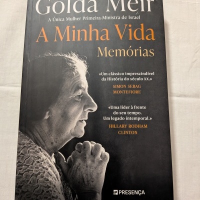 Capa de livro 'A Minha Vida' de Golda Meir com fotografia em preto e branco e texto em laranja e branco