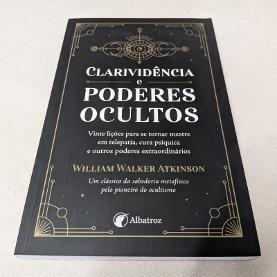 Livro 'CLARIVIDÊNCIA e PODERES OCULTOS' capa preta com texto dourado.