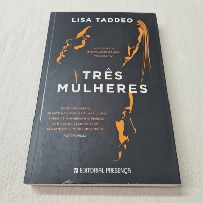 Capa do livro 'Três Mulheres' com ilustrações de perfis femininos em amarelo sobre fundo preto