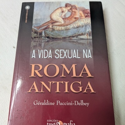 Capa do livro A Vida Sexual na Roma Antiga com pintura antiga e texto