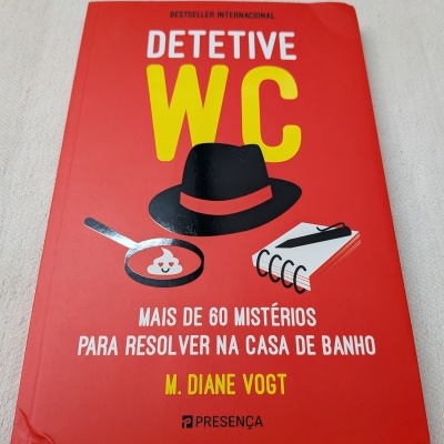Capa do livro Detetive WC vermelho com ilustrações e texto em amarelo e branco