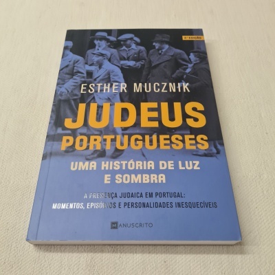 Capa de livro azul com foto a preto e branco de grupo de pessoas, texto em amarelo e branco