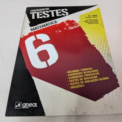 Livro de testes de matemática para o 6º ano com capa colorida