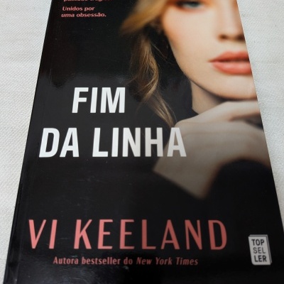 Capa de livro FIM DA LINHA com imagem desfocada de uma mulher e texto em branco e rosa