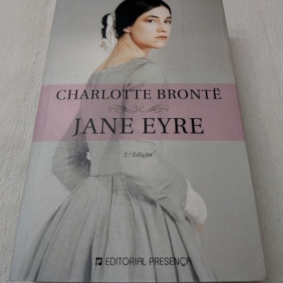 Capa do livro Jane Eyre com ilustração de mulher e texto editorial