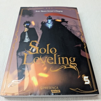 Capa colorida do livro Solo Leveling volume 5 com figuras humanas e texto impresso