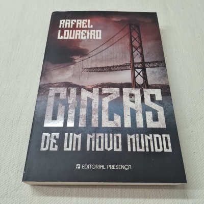 Capa do livro CINZAS DE UM NOVO MUNDO de Rafael Loureiro com imagem de uma ponte sob um céu nublado