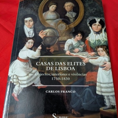 Capa de livro sobre casas das elites de Lisboa com pintura de família aristocrática