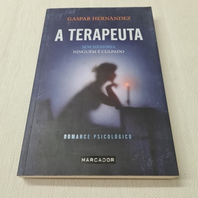 Capa de livro A TERAPEUTA com imagem desfocada de mulher e vela