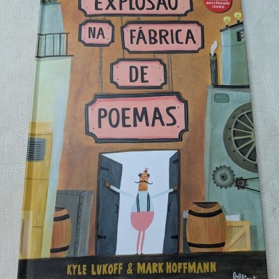 Capa de livro com título Explosão na Fábrica de Poemas e ilustração colorida de personagem e maquinaria