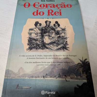 Capa do livro O Coração do Rei com ilustração histórica e texto em português