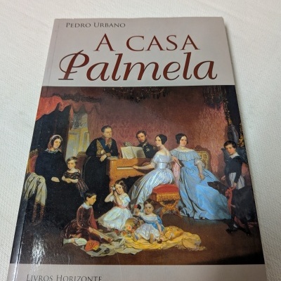 Capa de livro A CASA Palmela com pintura de família antiga e texto no topo e base