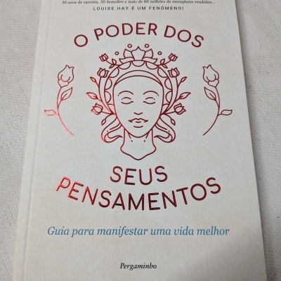 Capa do livro O Poder dos Seus Pensamentos de Louise L. Hay com ilustração e texto em vermelho e azul