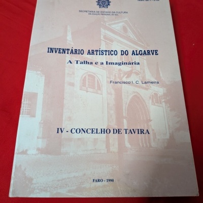 Capa de livro branco com título azul sobre fundo vermelho.