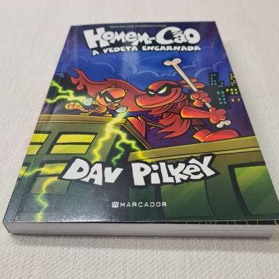 Capa do livro Homem-Cão A Vedeta Encarnada com ilustração colorida.