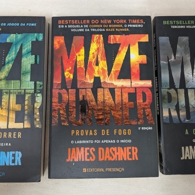 Conjunto de três livros Maze Runner com capas coloridas e texto em português.