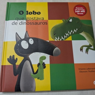 Capa do livro infantil O lobo que gostava de dinossauros com ilustrações de um lobo e dinossauros