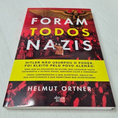 Livro 'FORAM TODOS NAZIS' de Helmut Ortner com capa vermelha, amarela e preta sobre superfície branca