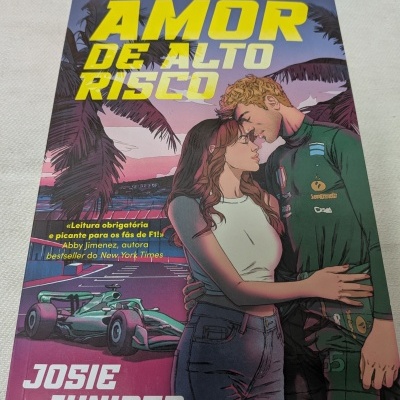 Capa de livro Amor de Alto Risco com casal e carro de Fórmula 1