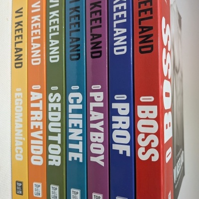 Lombadas coloridas de sete livros do autor VI KEELAND com selo TOP SELLER