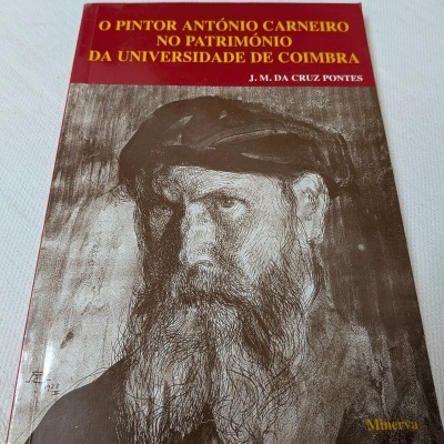 Capa de livro vermelha com retrato antigo a preto e branco de homem de barba