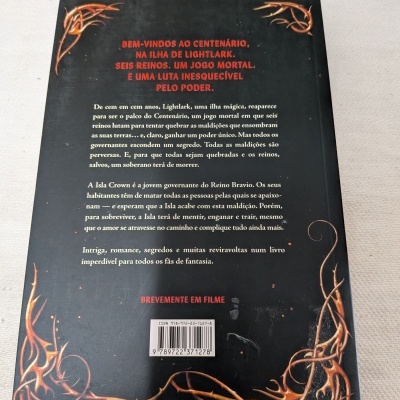 Capa traseira de livro preto com texto e decoração laranja