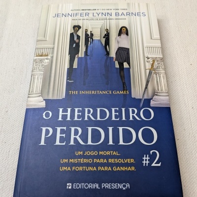 Capa do livro O Herdeiro Perdido #2 com pessoas num corredor e uma espada encostada a uma coluna.