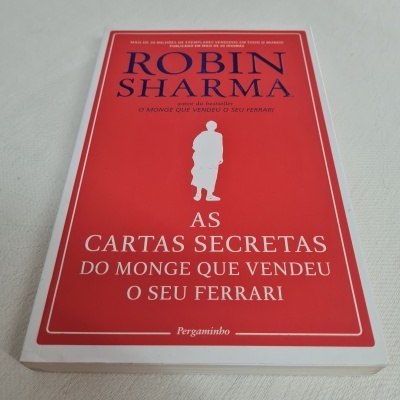 Livro vermelho 'As Cartas Secretas do Monge que Vendeu o Seu Ferrari' de Robin Sharma