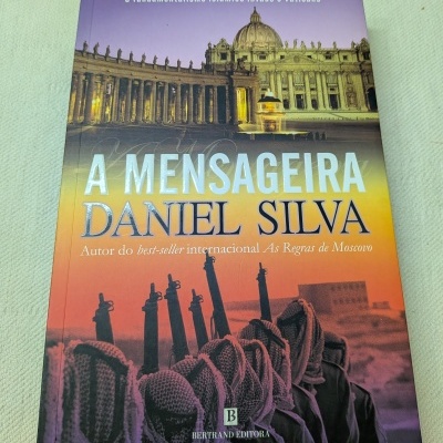 Capa de livro A Mensageira de Daniel Silva com imagem do Vaticano e homens com armas.