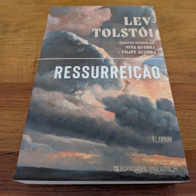 Capa do livro RESSURREIÇÃO de Lev Tolstói com nuvens ao pôr do sol