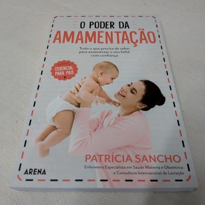 Capa de livro sobre amamentação com mãe e bebé