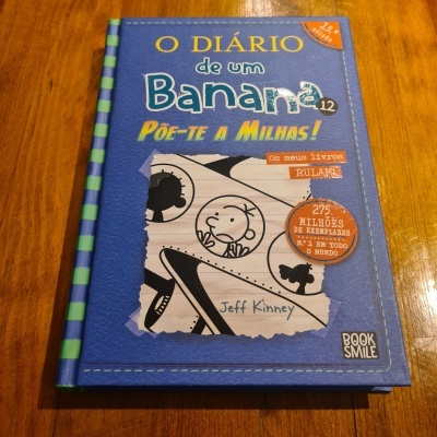 Livro O Diário de um Banana 12 sobre superfície de madeira