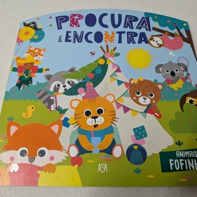 Capa de livro infantil com animais desenhados e textos procura e encontra e animais fofinhos.