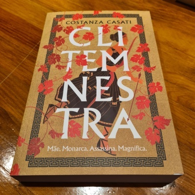 Livro 'CLITEMNESTRA' de Costanza Casati sobre superfície de madeira