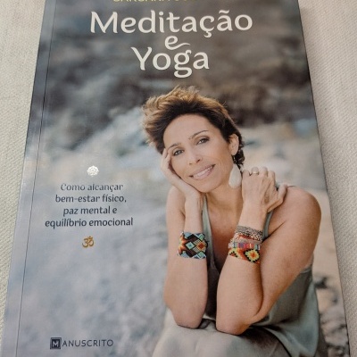 Capa do livro Meditação e Yoga de Bárbara Guevara com imagem da autora e texto