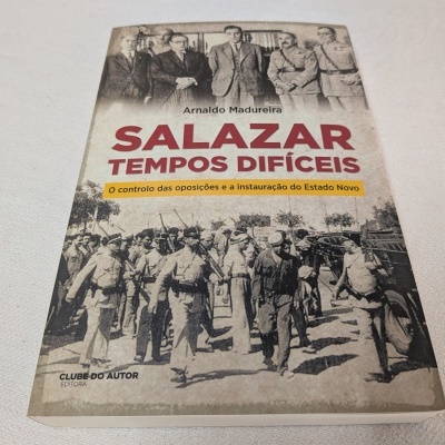 Capa do livro 'SALAZAR TEMPOS DIFÍCEIS' com imagens históricas em sépia e texto em vermelho e amarelo