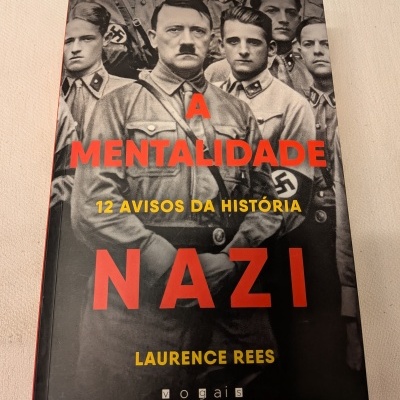 Capa de livro com foto histórica de Hitler e texto em vermelho e amarelo