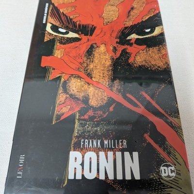 Livro capa dura Ronin de Frank Miller com ilustração gráfica