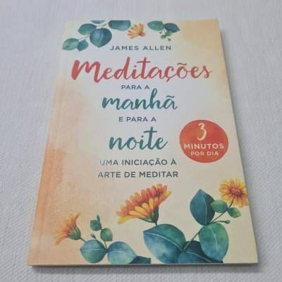 Livro Meditações para a manhã e para a noite com flores na capa