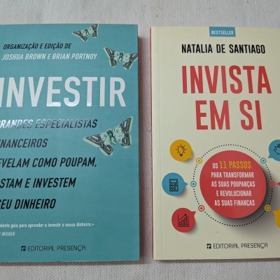 Dois livros sobre investimentos um azul e outro creme em fundo branco