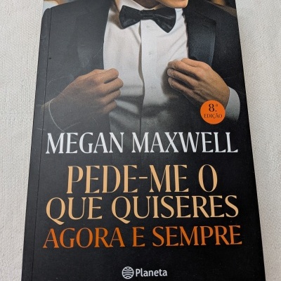Capa de livro com homem de smoking e texto em português